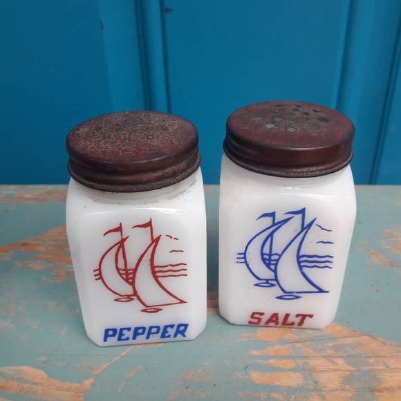 Vintage Salt and Pepper Shakers White Milk Glass Sail Boats Made in USA - Picture 16 of 16